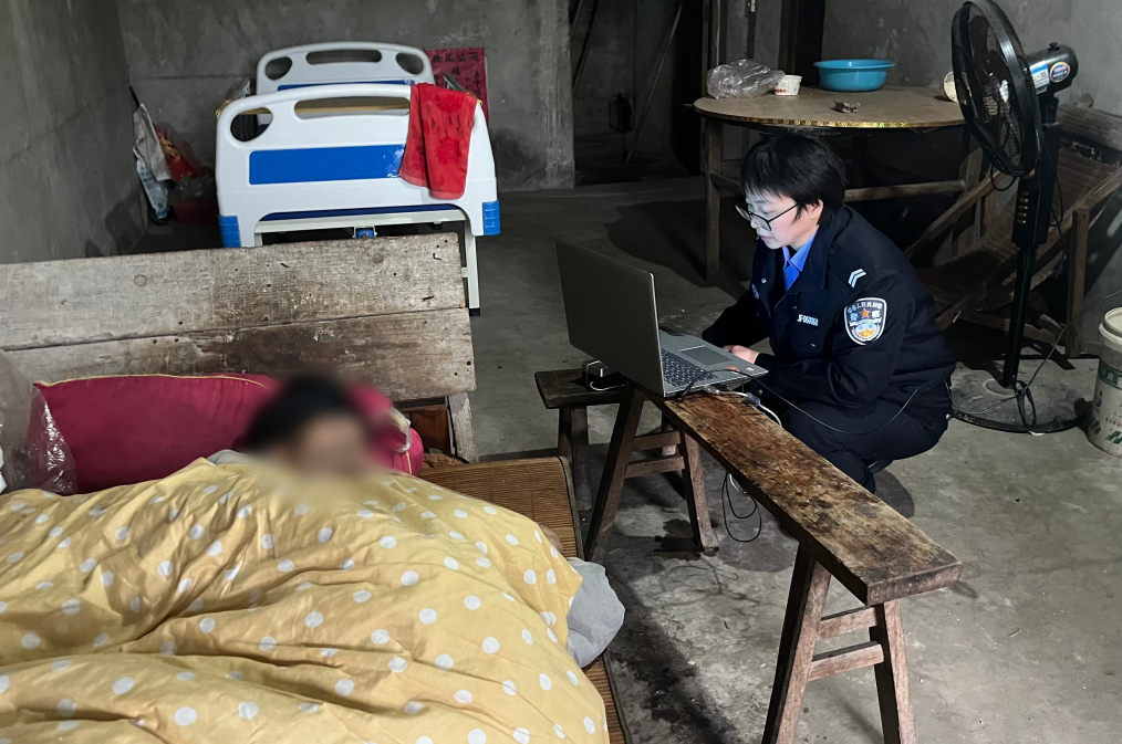 四川广安：上门办证  很有意义的警察节