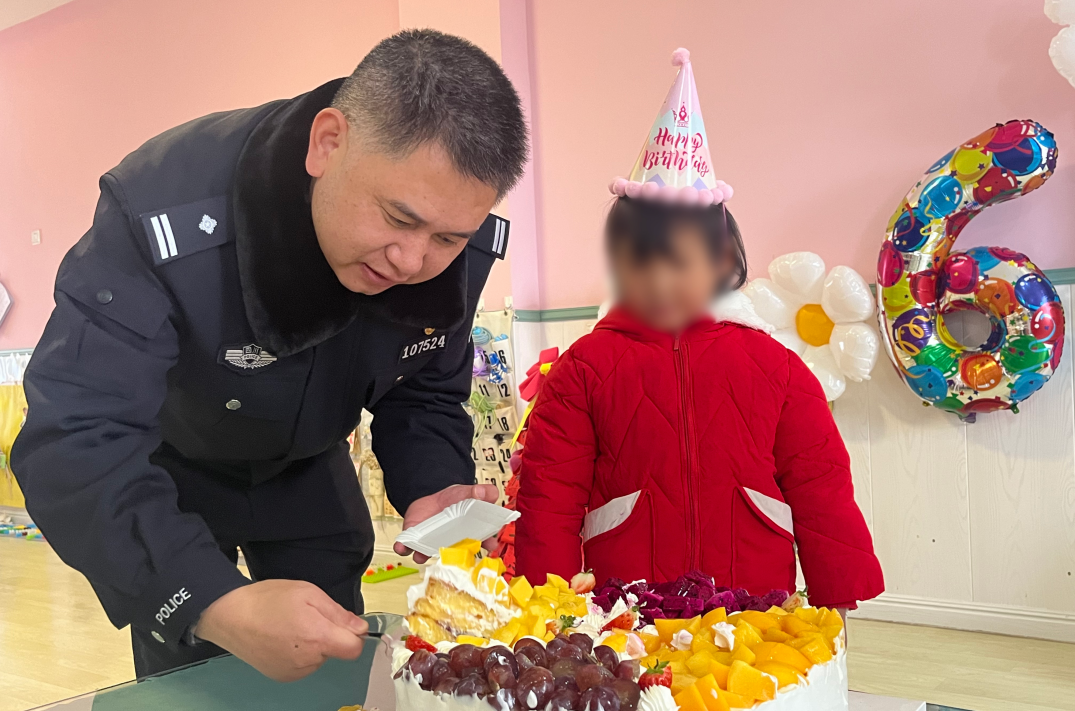四川岳池交警大队关爱留守儿童，小桐桐的生日会传递温暖