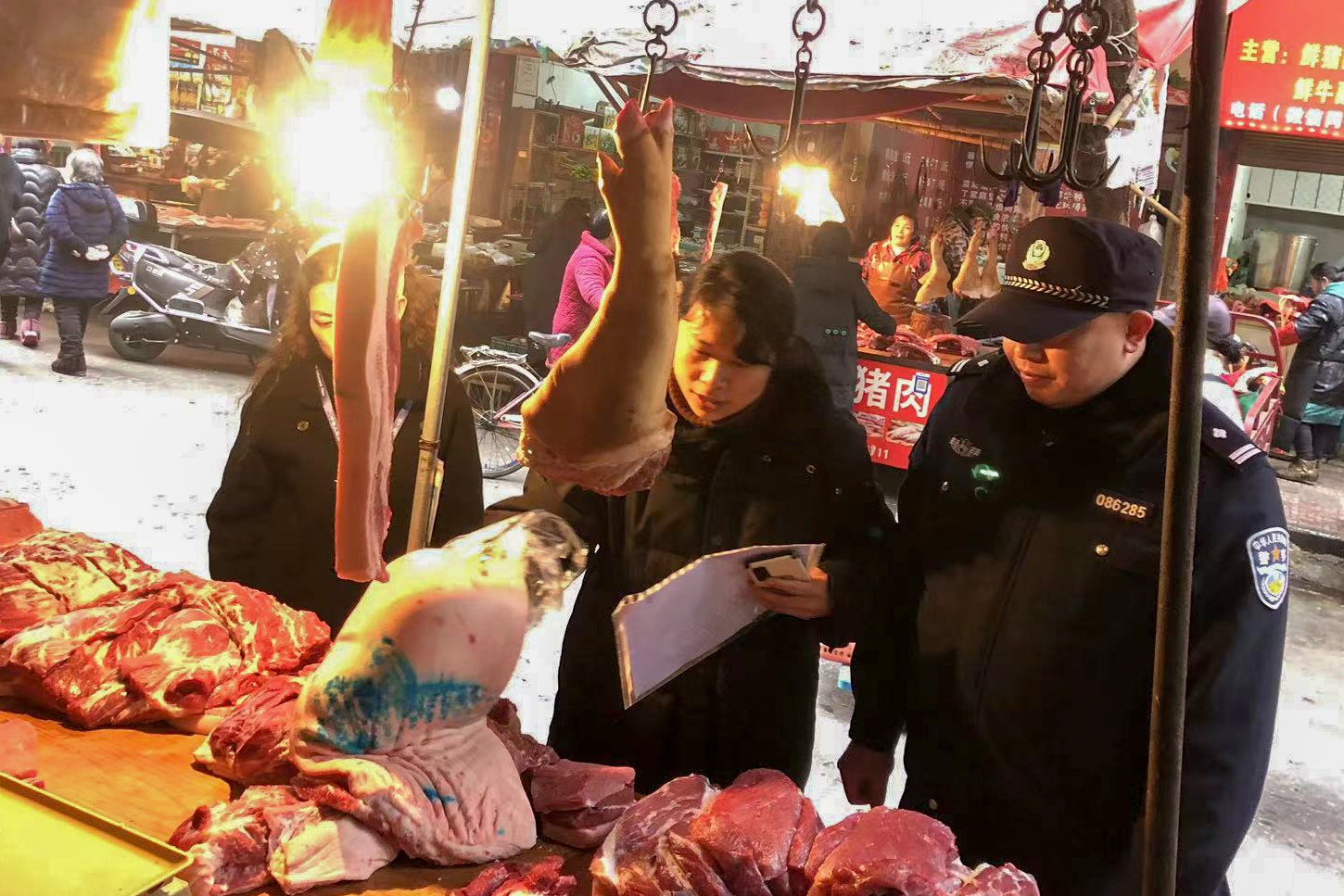 1.3三家肉制品联合执法(东门和小东街)5.jpg 1.3三家肉制品联合执法(东门和小东街)5.jpg