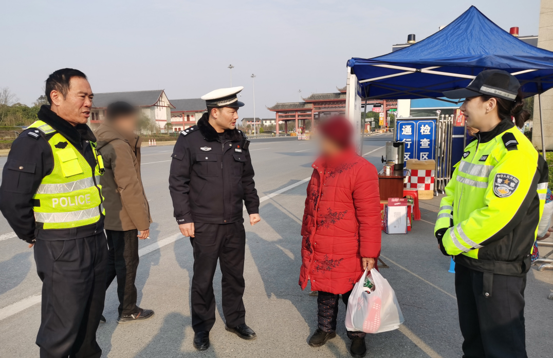 图为帮助老人找到回家路.png 图为帮助老人找到回家路.png