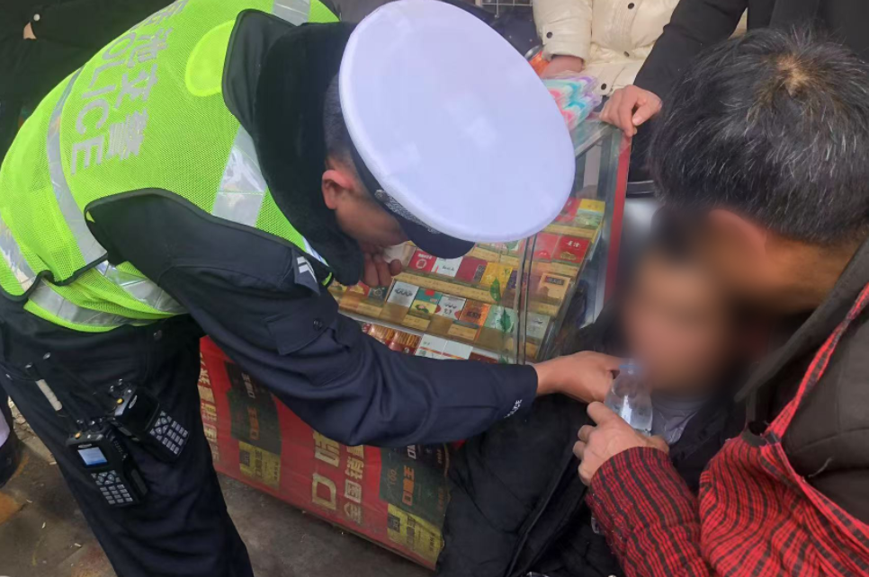 图为交警救助突发疾病的群众.png 图为交警救助突发疾病的群众.png