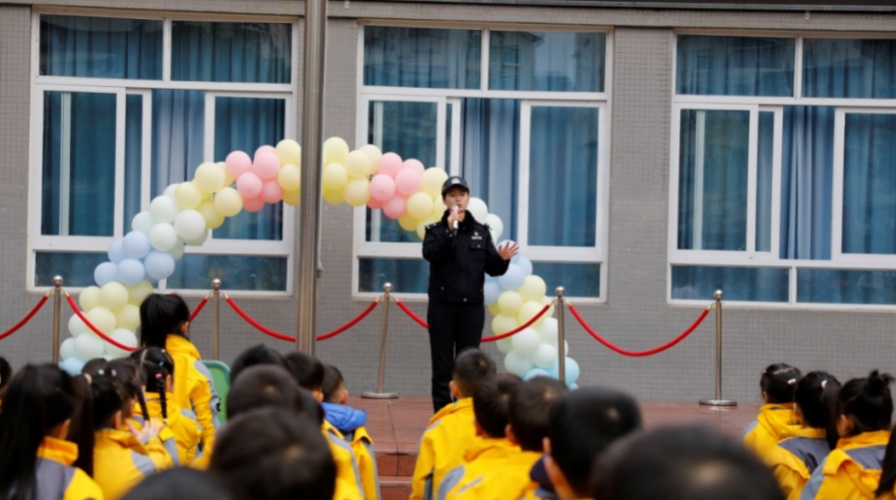 成都新津公安“开学第一课”：法治宣讲进校园，护航学子安全成长