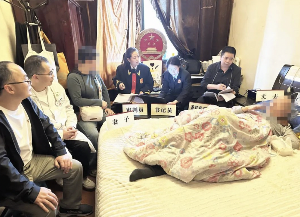 四川彭州：法庭“搬”到病床前 了却大爷“挂心事”