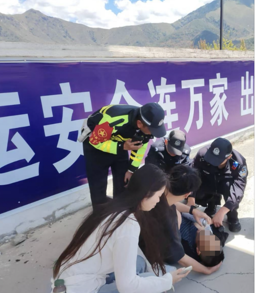 五一假期四川雅西高速上演生命接力 民警紧急救援心脏病人转危为安