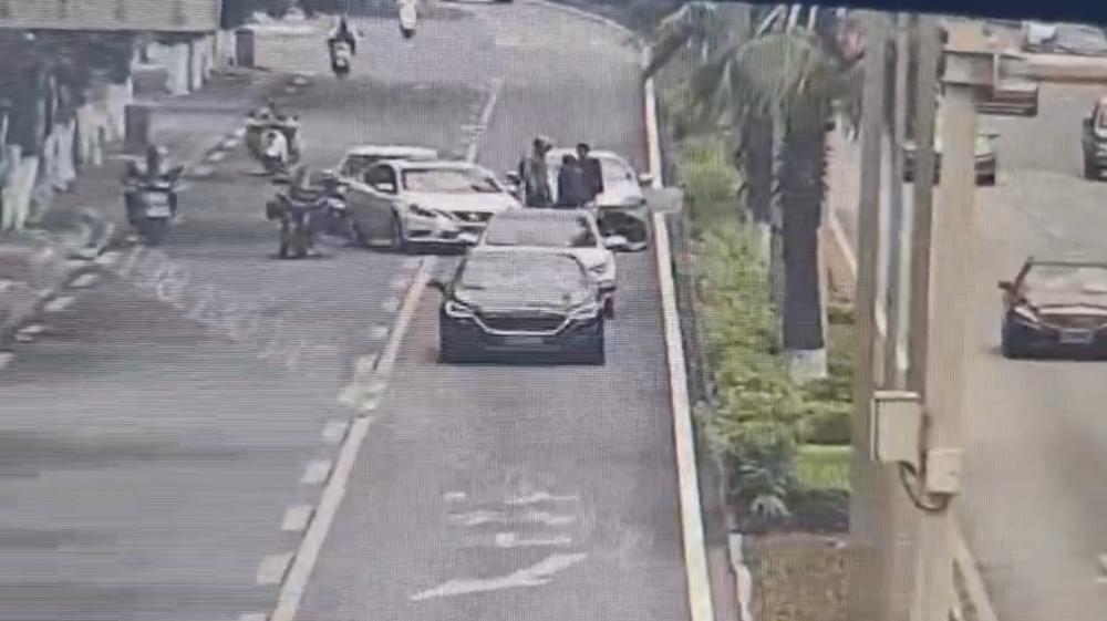 西昌一网约车违规变道引发冲突 摩托车主情绪失控“全责买单”