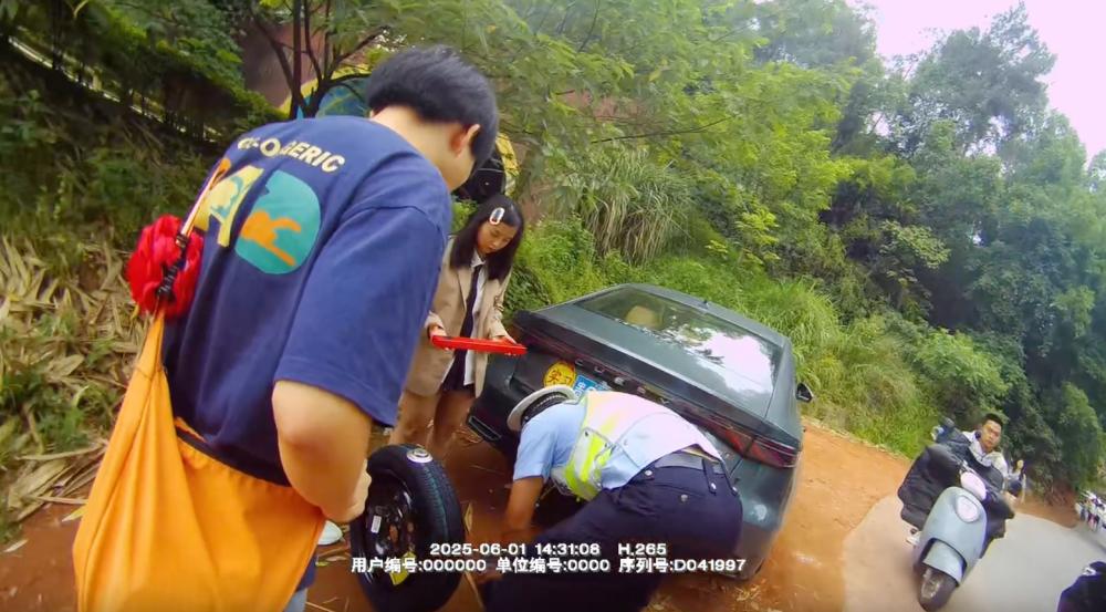 乐山大佛景区交警化身“修车工” 暖心服务诠释城市温度