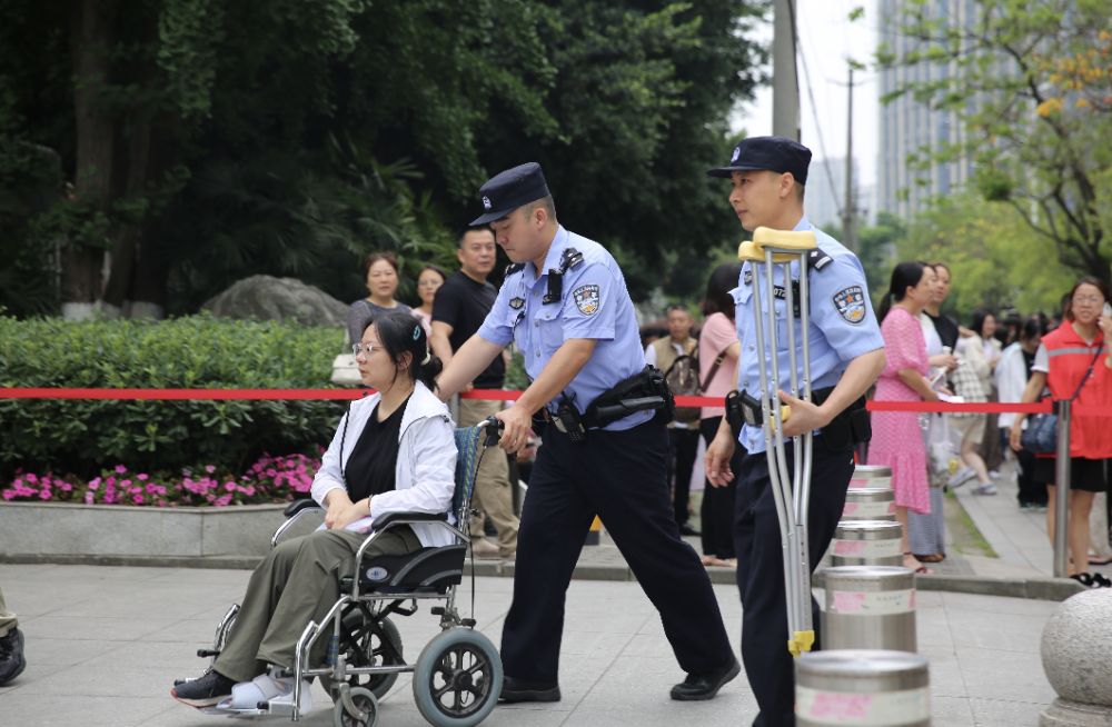 从考生到护考人：成都温江民警十七载守护母校学子逐梦路
