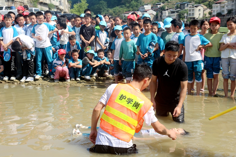 四川省万源市大竹镇小学举行防溺水安全演练 