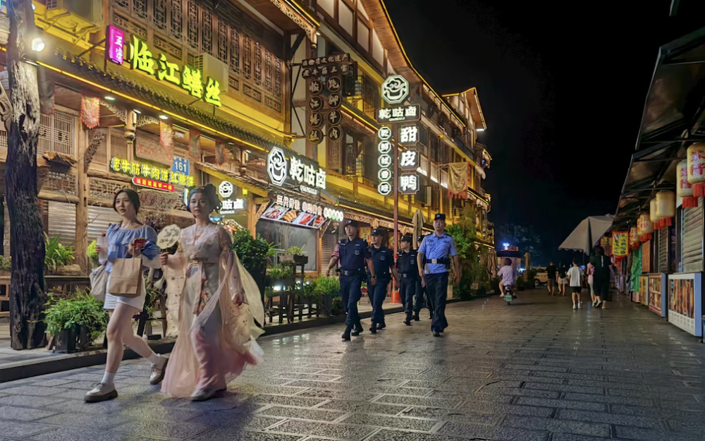 四川乐山公安“亥时行动”点亮夜经济 守护城市“烟火气”