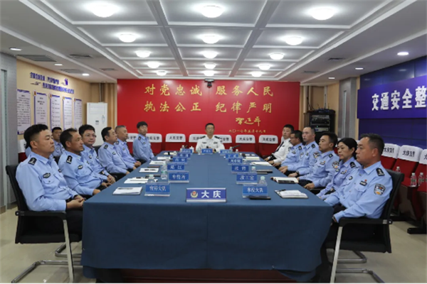 黑龙江省大庆交警国庆节期间全警全时坚守一线 满城“警”色护平安