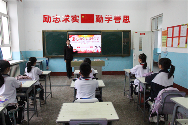 黑龙江省鹤岗市兴安区人民法院：法治副校长走进第二十五中学开展“童心共筑中国梦”主题班会