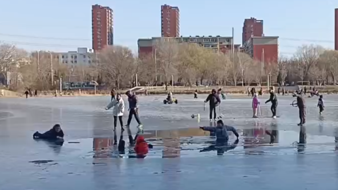 辽宁沈阳：舍下女儿小手，毅然奔赴冰窟！警民携手托起“东北的温度”