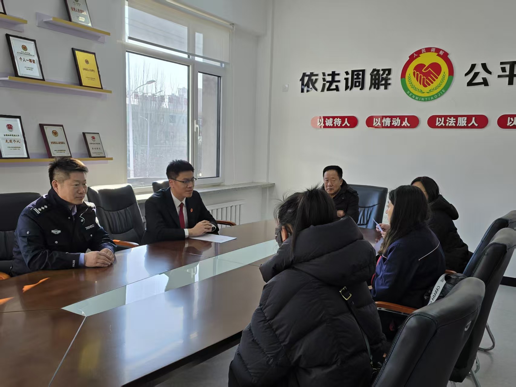 辽宁营口法官入驻交警事故处理中心 实现涉交纠纷“一站式”多元化解