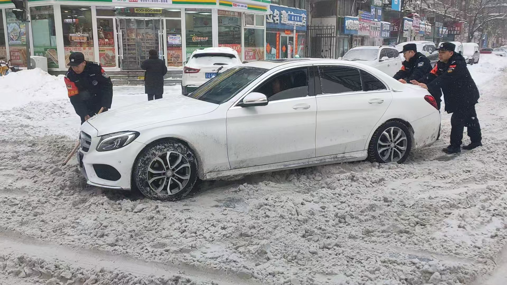 辽宁省沈阳市公安局沈河分局巡警大队：风雪坚守 温暖沈城春节  