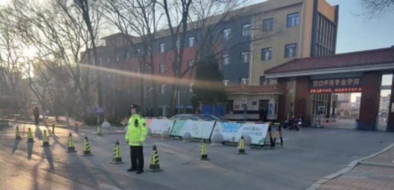 辽宁省营口西市交警全力筑牢校园交通安全防线 