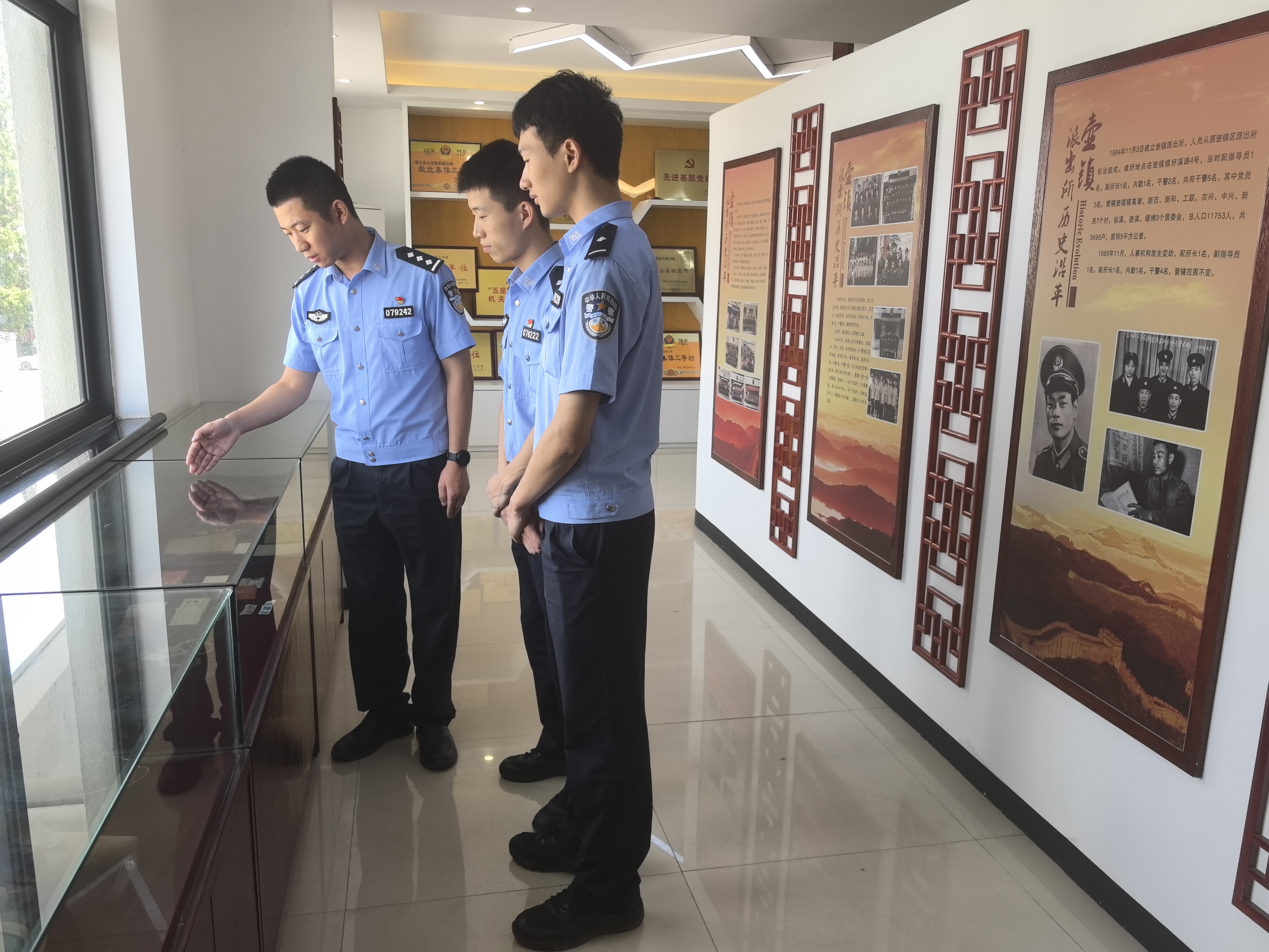 图为壶镇派出所教导员朱子矜在荣誉室给新警介绍派出所发展史。（张君敏 摄）.jpg