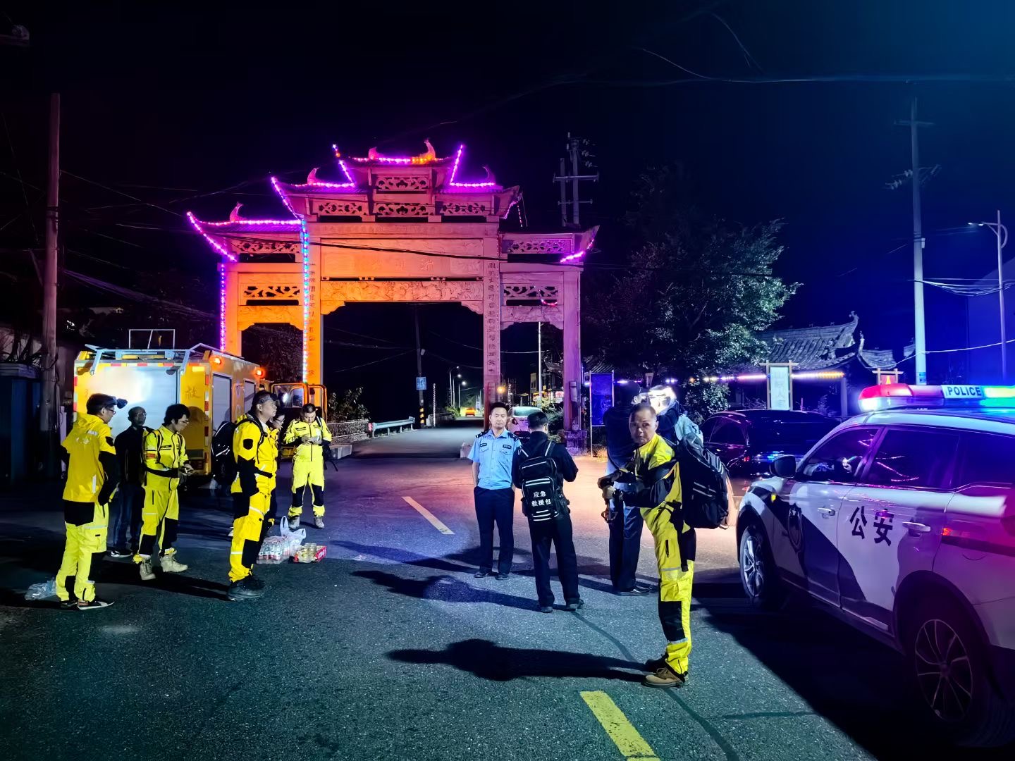 浙江杭州：国庆假期，7岁男孩与父亲攀登清凉峰被困悬崖！9小时艰难救援最终脱险