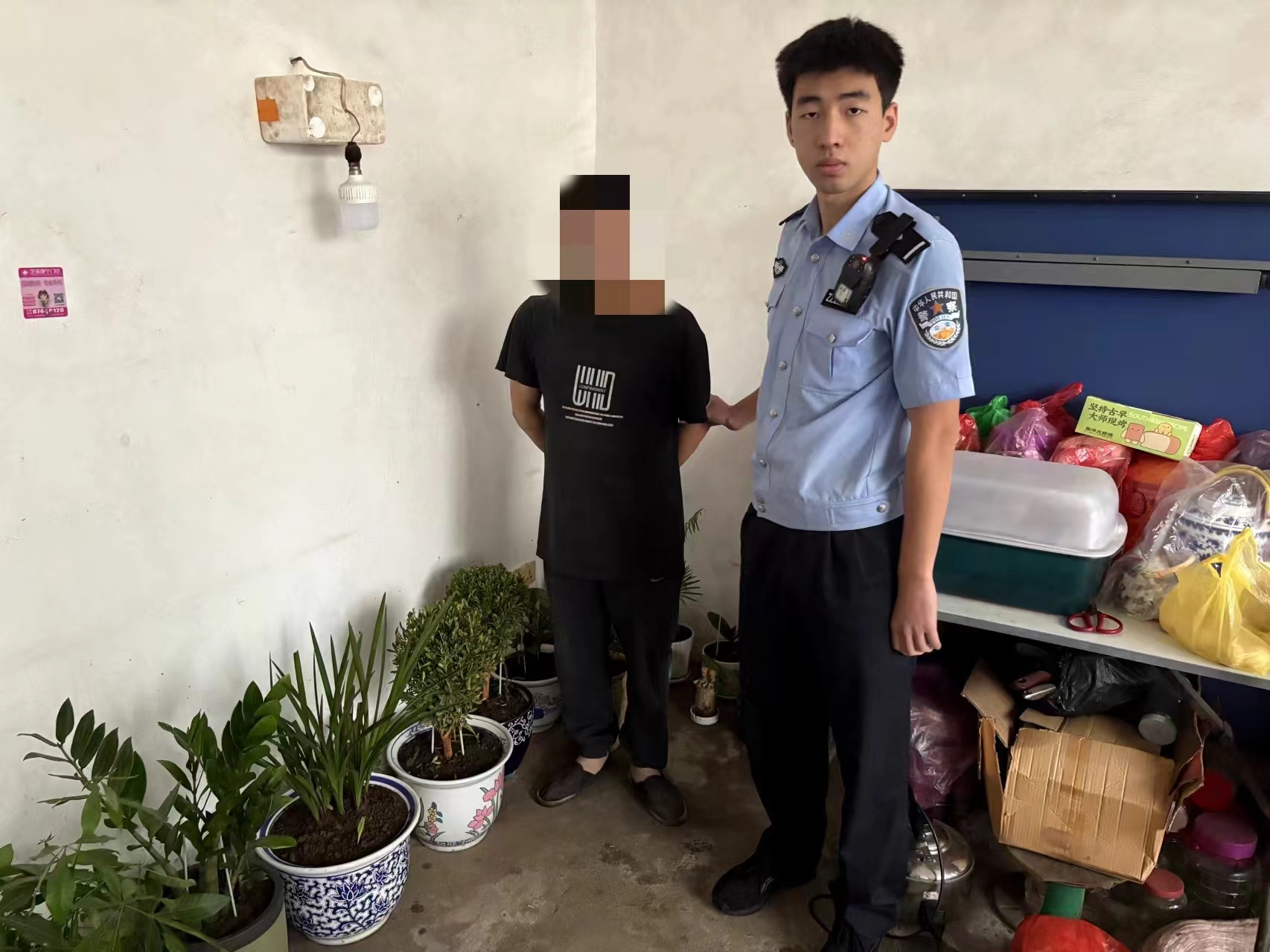 抓获嫌疑人.jpg 抓获嫌疑人.jpg