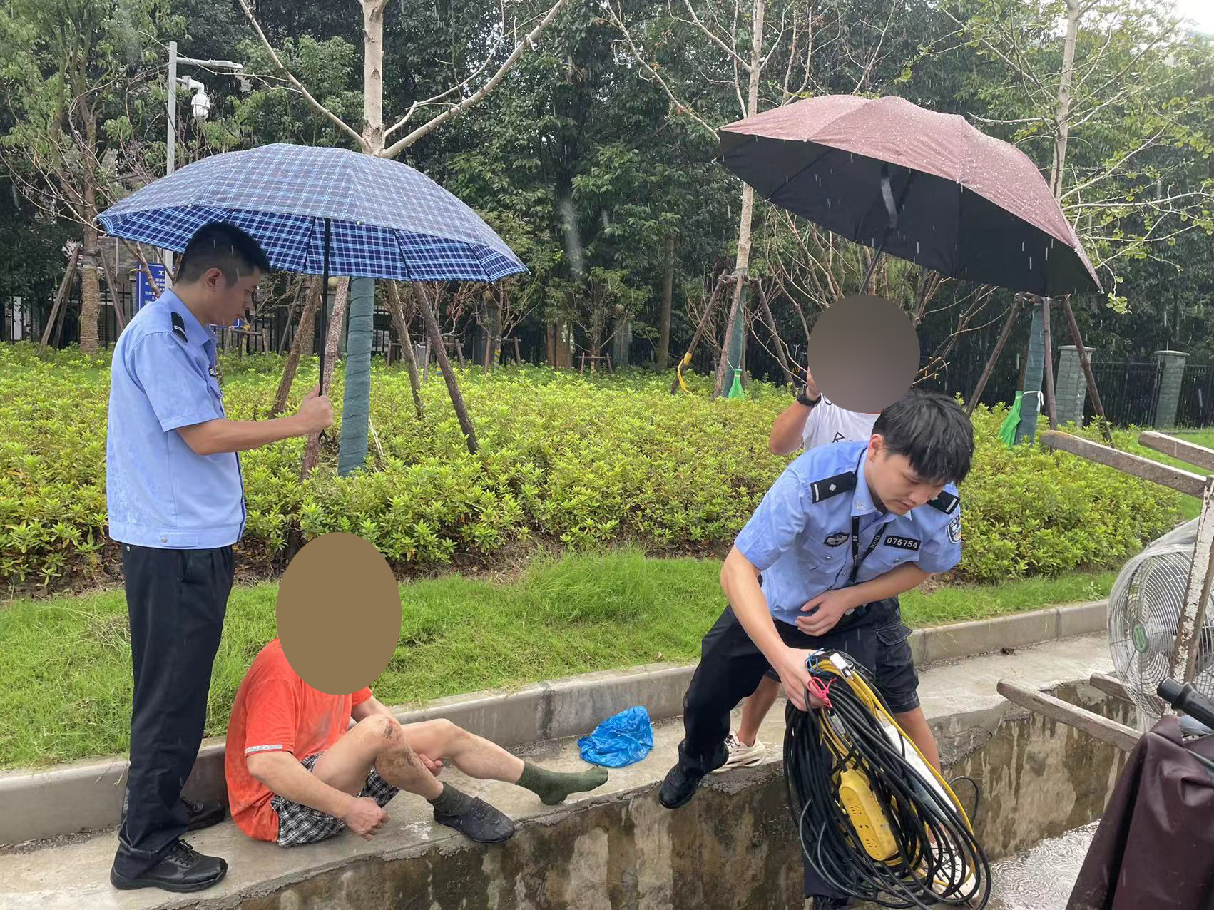 岩泉派出所救助伤者.jpg 岩泉派出所救助伤者.jpg