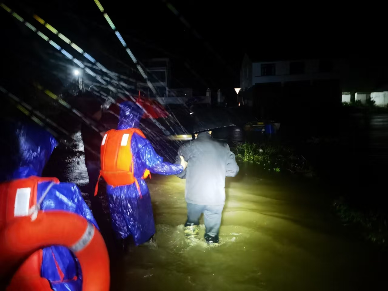 浙江平阳：台风夜，他们趟水前行