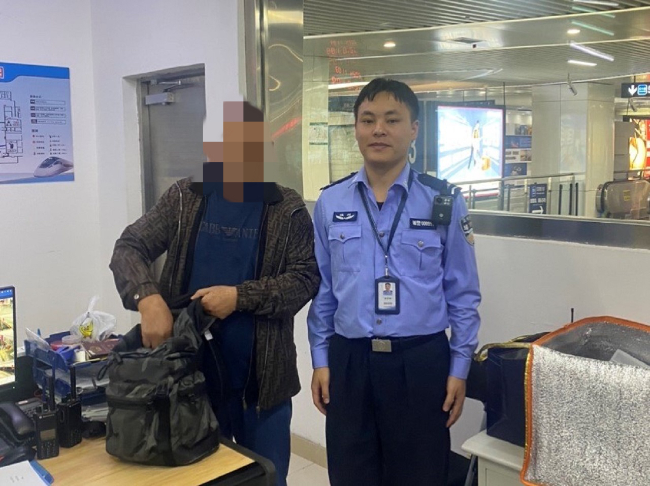 轨道安检遗落大额现金背包  浙江温州警方迅速寻回返还失主