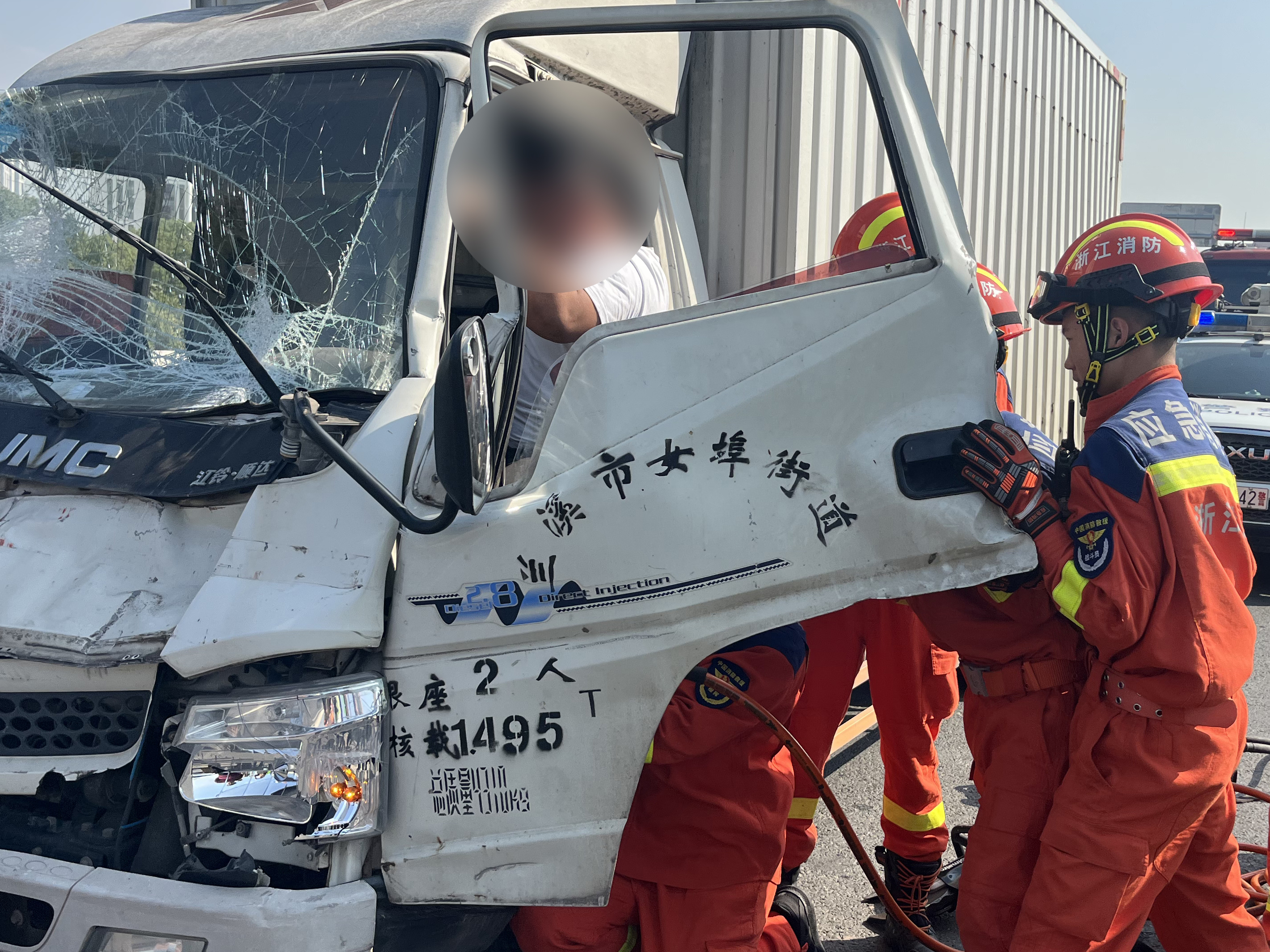 图4-消防人员赶到现场.jpg