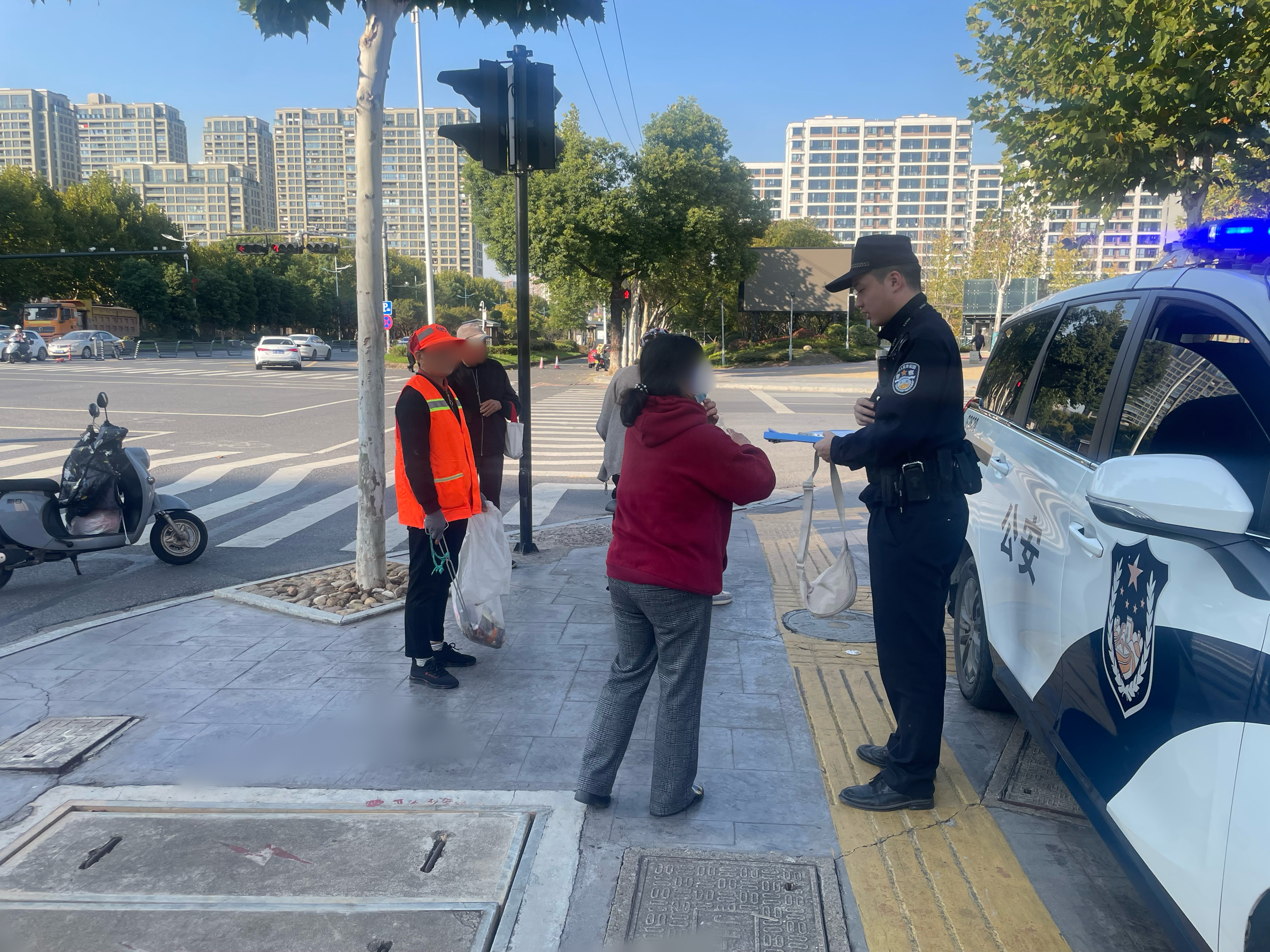浙江金华：环卫工人拾金不昧，民警接力物归原主