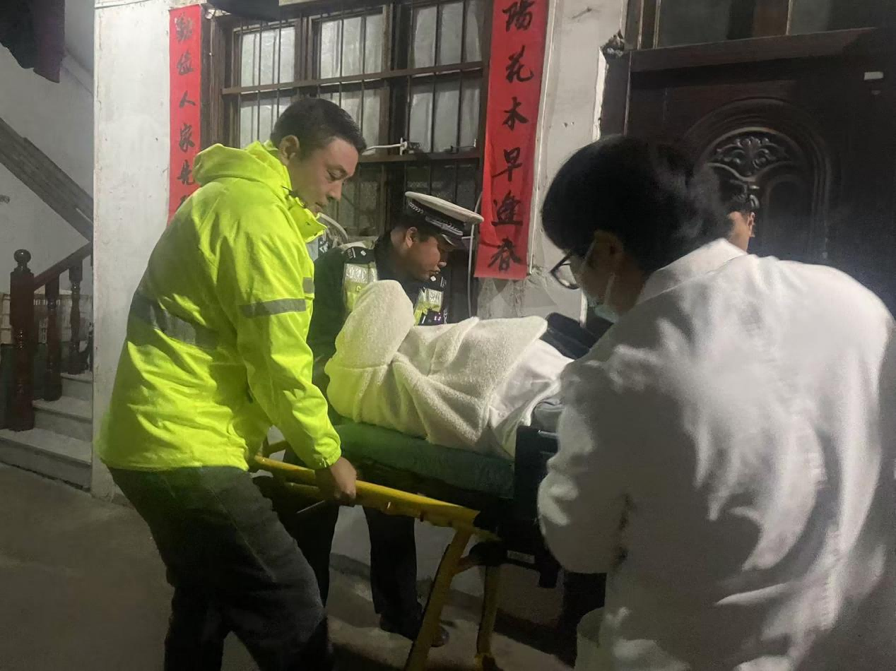浙江省永康市公安局交警大队石柱中队：“警医联动”助孕妇母子平安