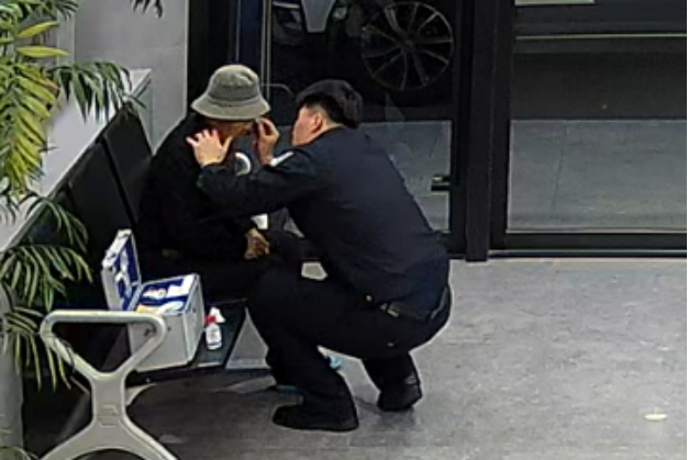 浙江乐清：“看到您想起我外婆”00后新警对50后老人这样说