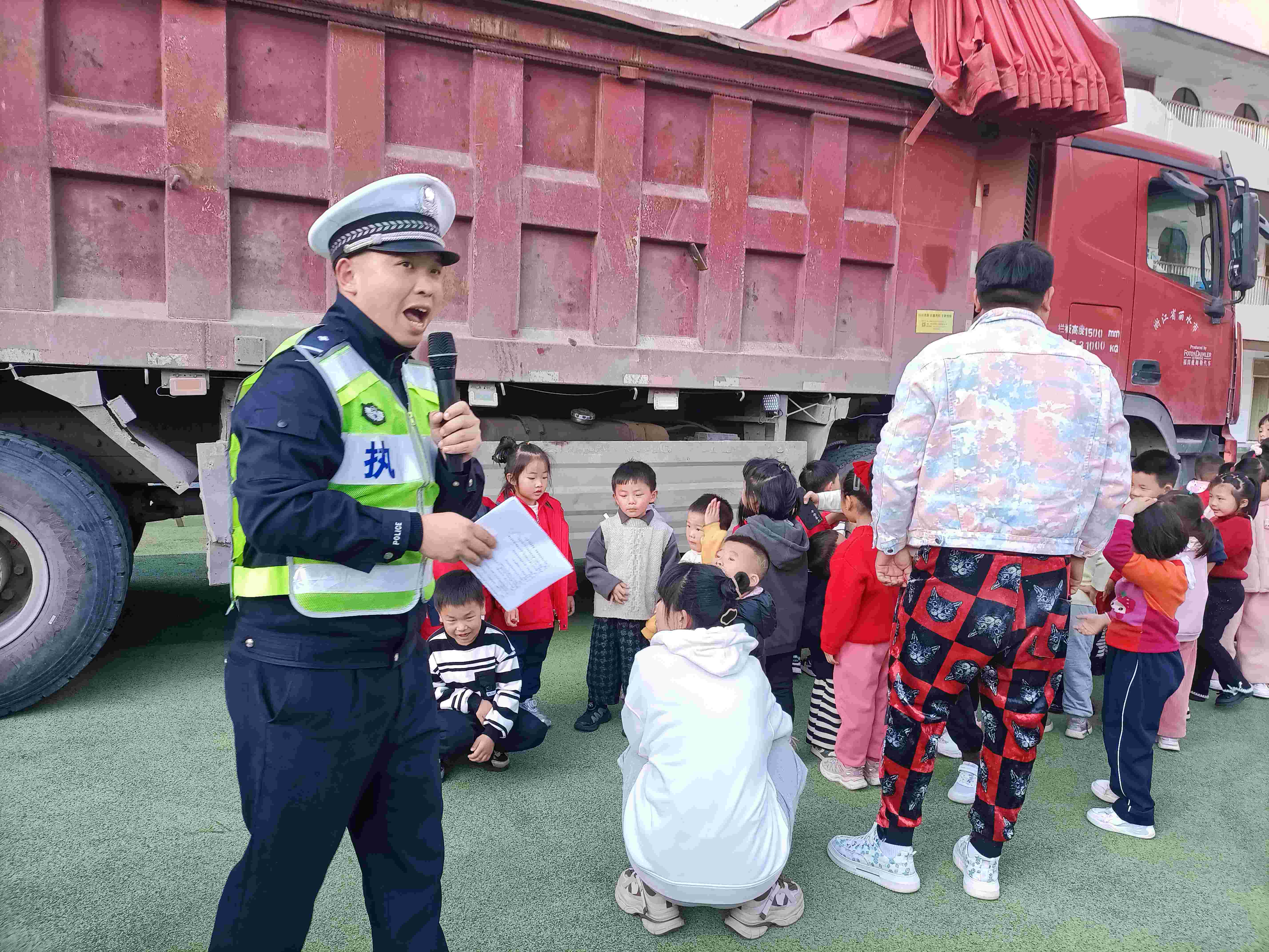 大货车盲区.jpg 大货车盲区.jpg