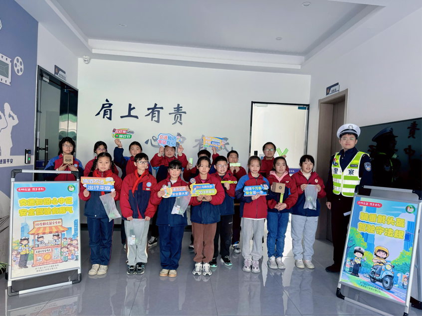 “交通智趣答 文明携手行”——浙江泰顺交警五中队开展 122交通安全宣传活动