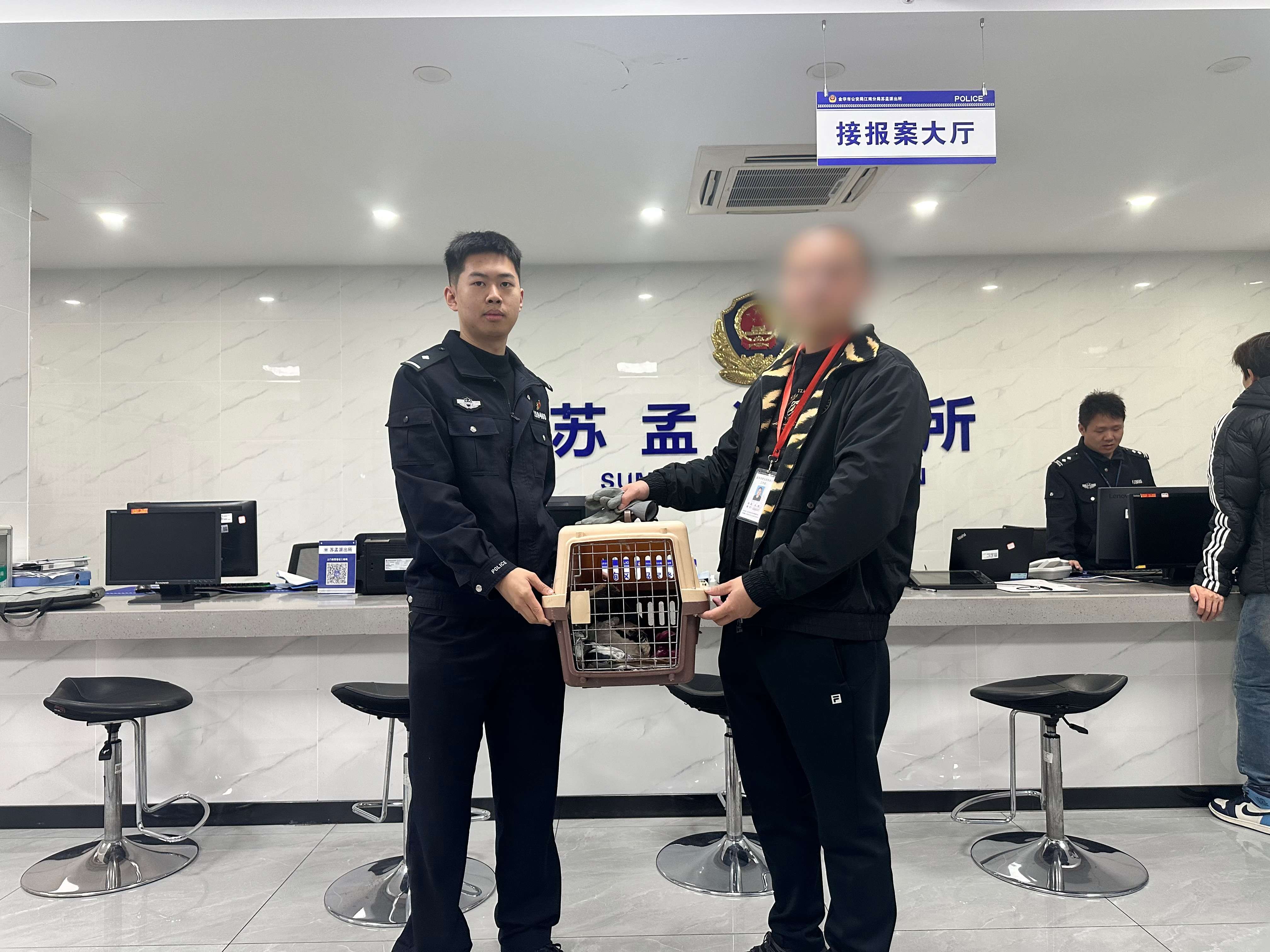 与金华市动物园工作人员合影.jpg 与金华市动物园工作人员合影.jpg