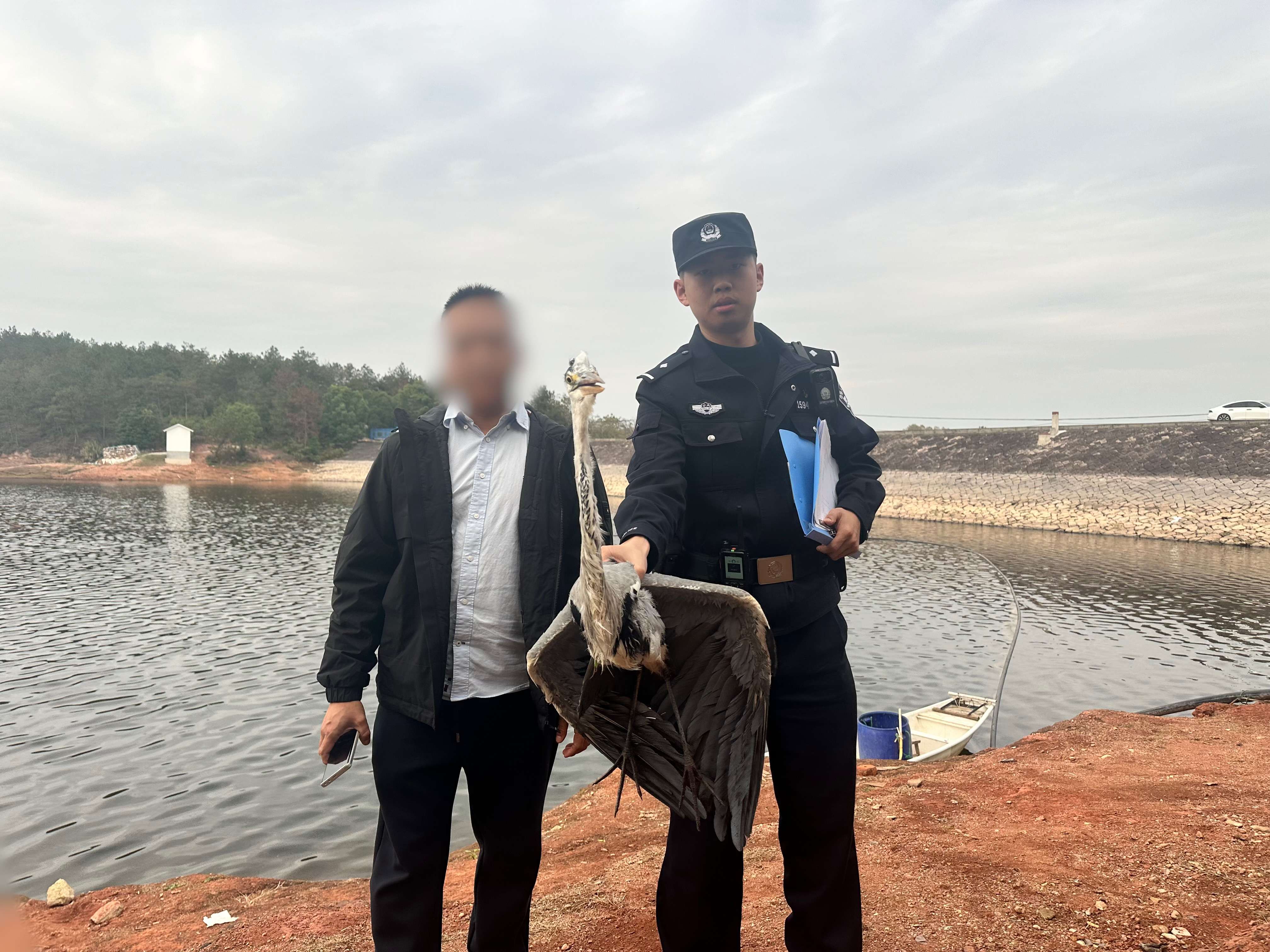与群众合影.jpg 与群众合影.jpg