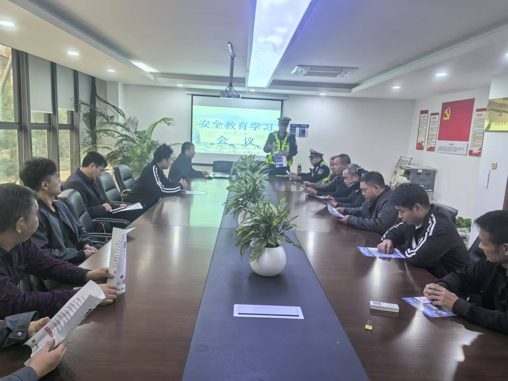 浙江温州交警到三箭混凝土企业召开安全会议全力做好恶劣天气交通管理工作