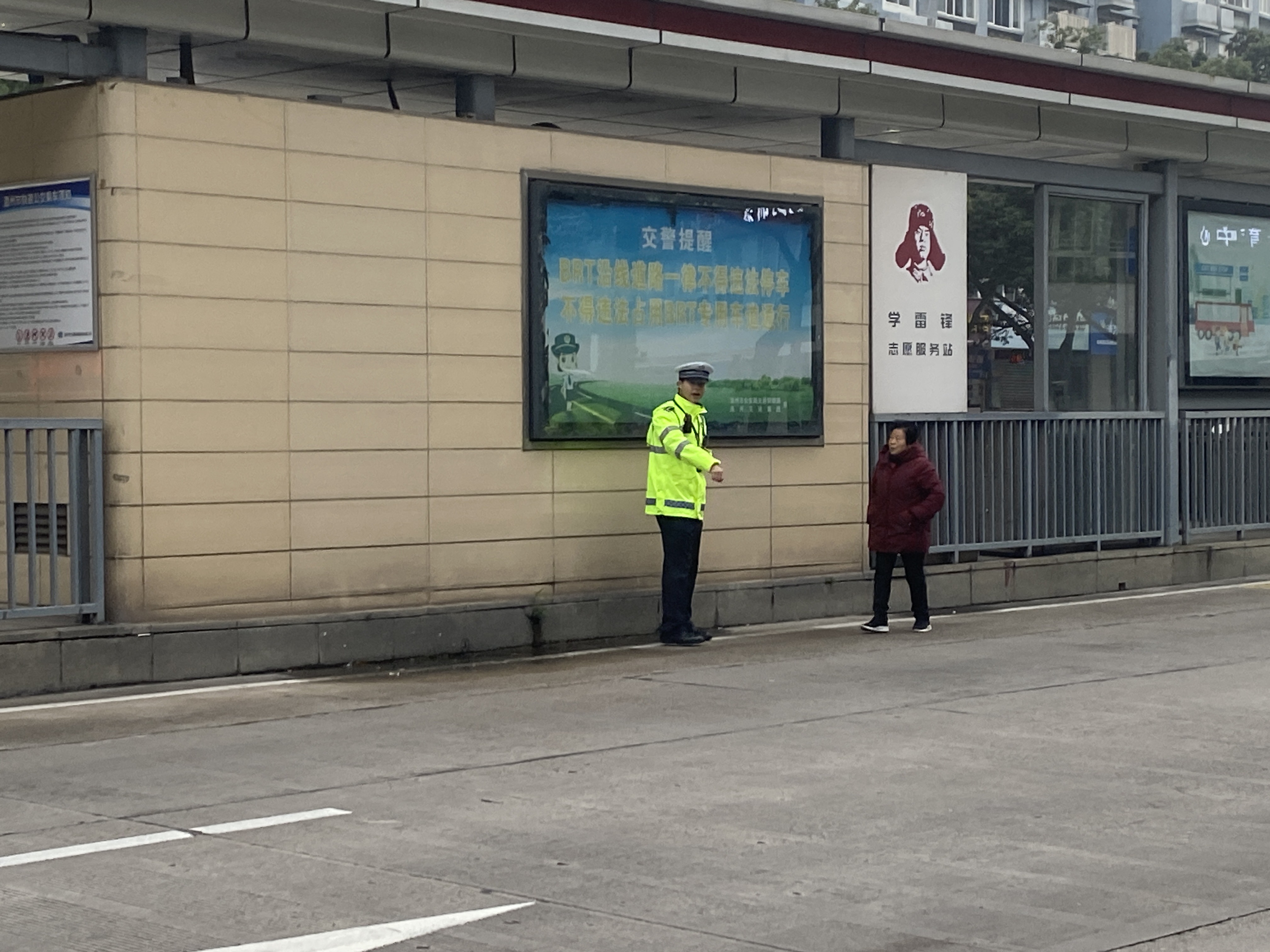 浙江温州马拉松上演温馨一幕：交警搀扶老人过斑马线