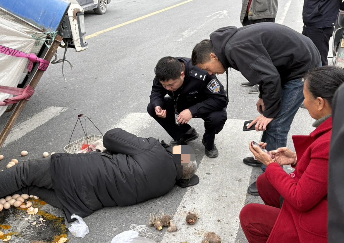浙江青田：出警途中遇事故 民警紧急施救