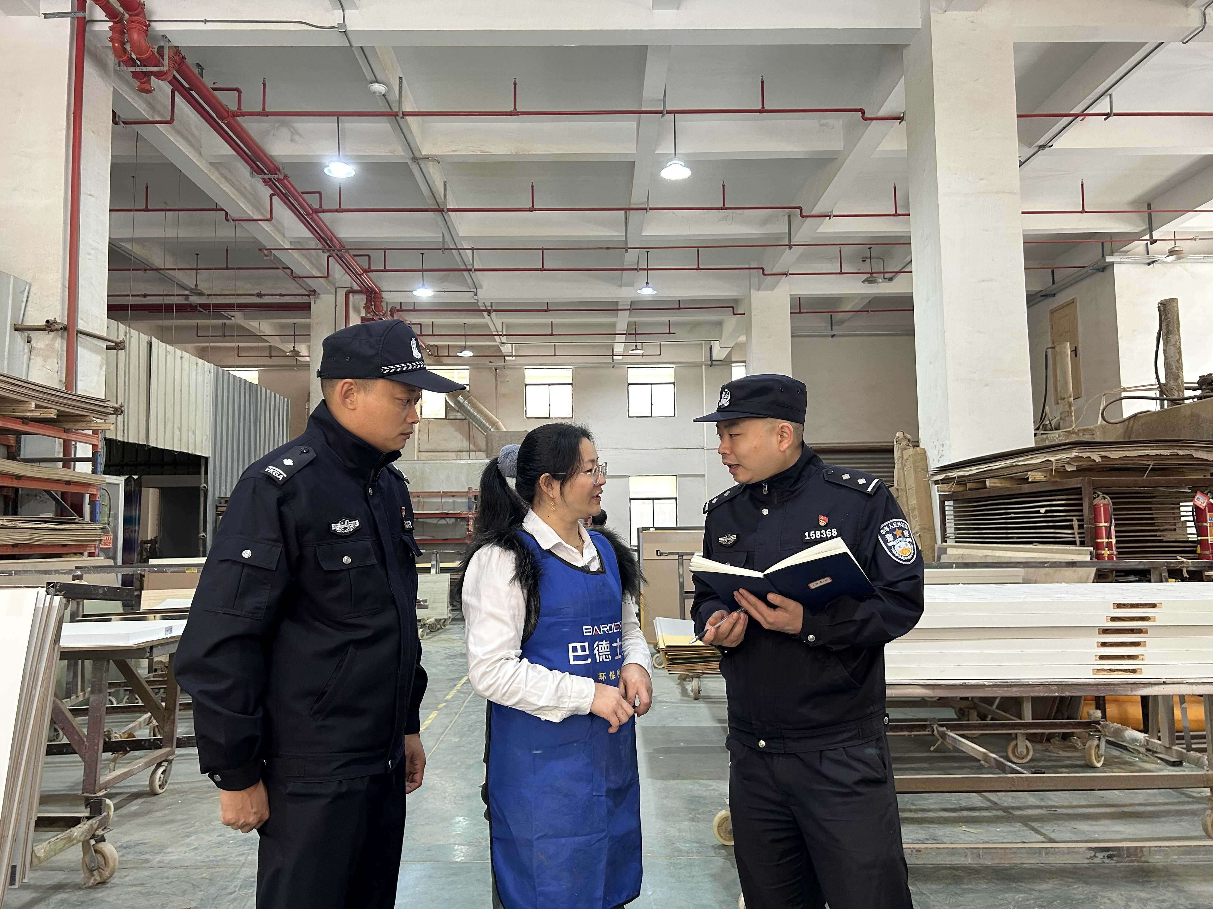 民警到企业进行企情体检1.jpg 民警到企业进行企情体检1.jpg