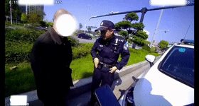 浙江金华：“警”急救助！滚滚车流中一老人危险逆行