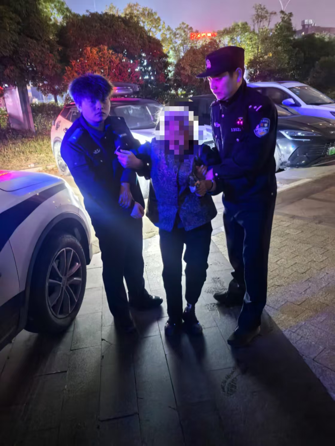 浙江乐清：迷路5小时，暴走5公里！八旬老人街头迷路，民警暖心助力回家