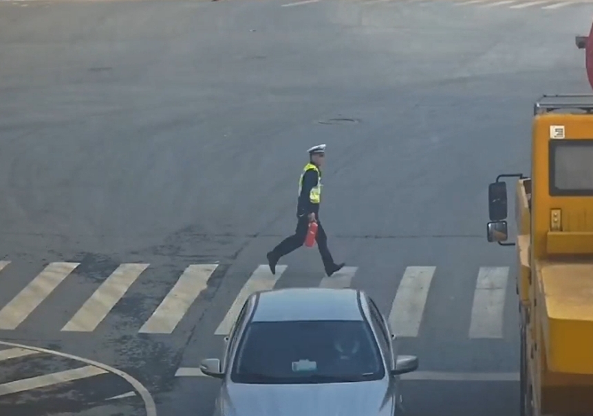 图3-交警拿着灭火器跑来.jpg 图3-交警拿着灭火器跑来.jpg
