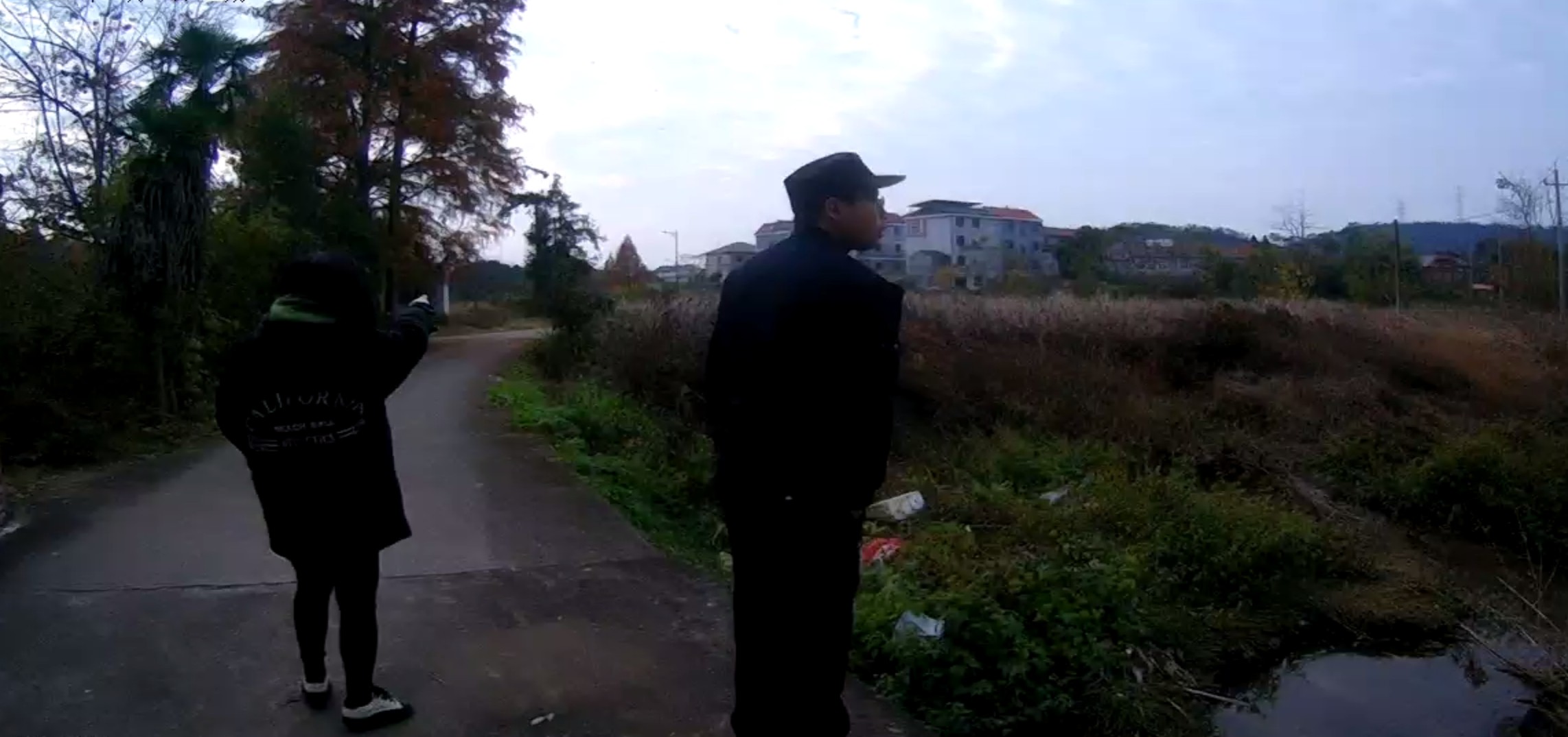 勘验现场.jpg 勘验现场.jpg