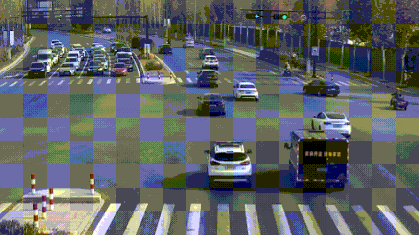 浙江兰溪街头警车一路“狂飙”