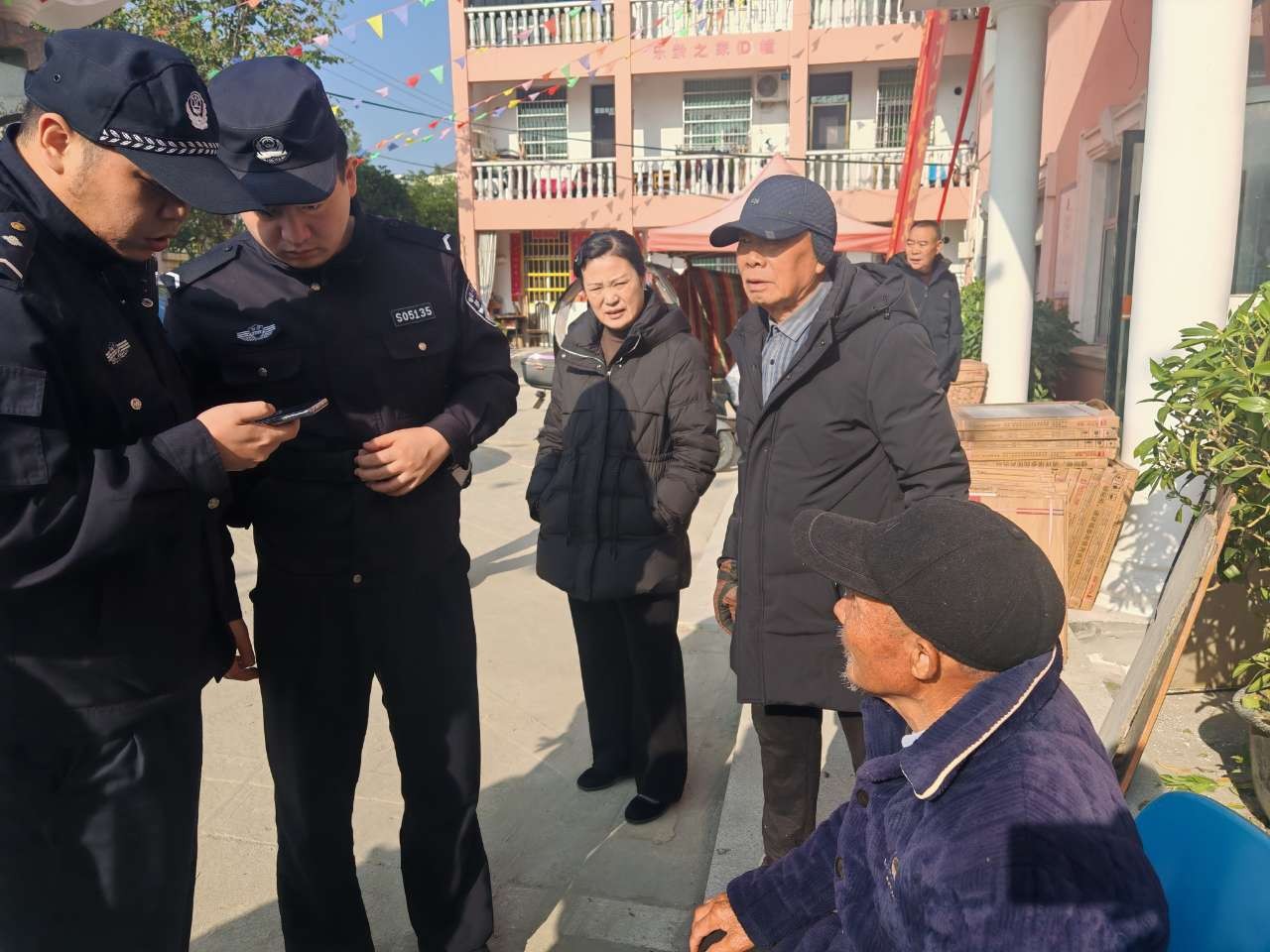浙江平阳：八旬老伯迷路寒风中 民警暖心助其归家