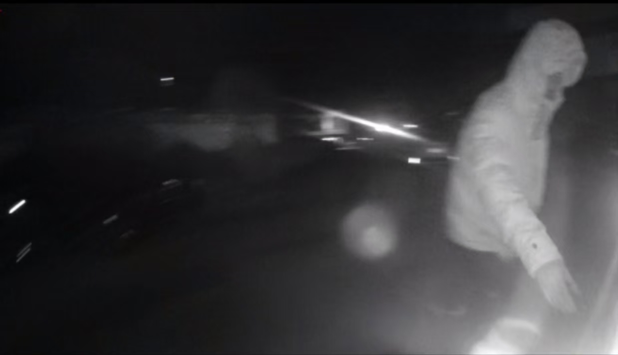 浙江永嘉：男子深夜遇“囧途” 巡逻交警暖心护送