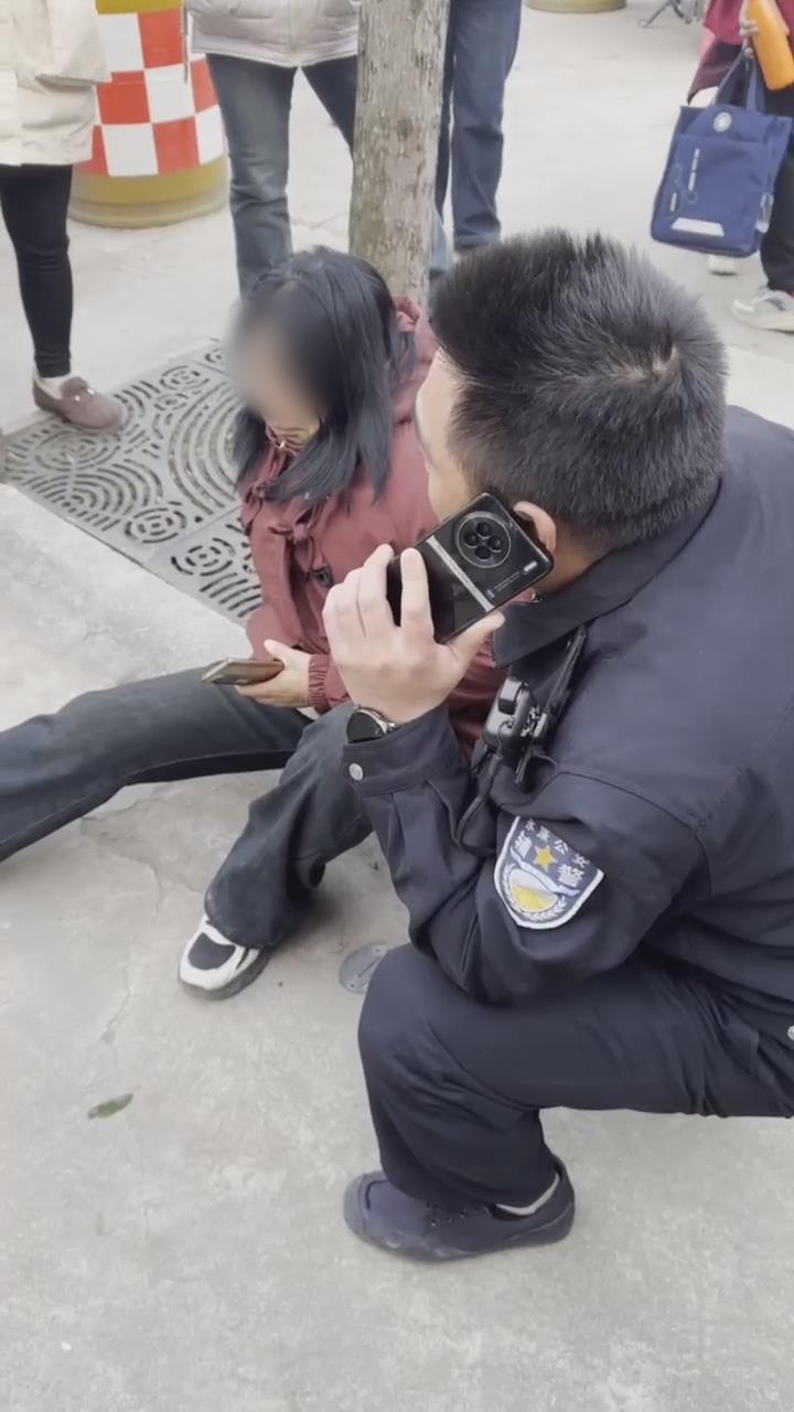 浙江永康：宝妈突发疾病 警员及时出手救助送医