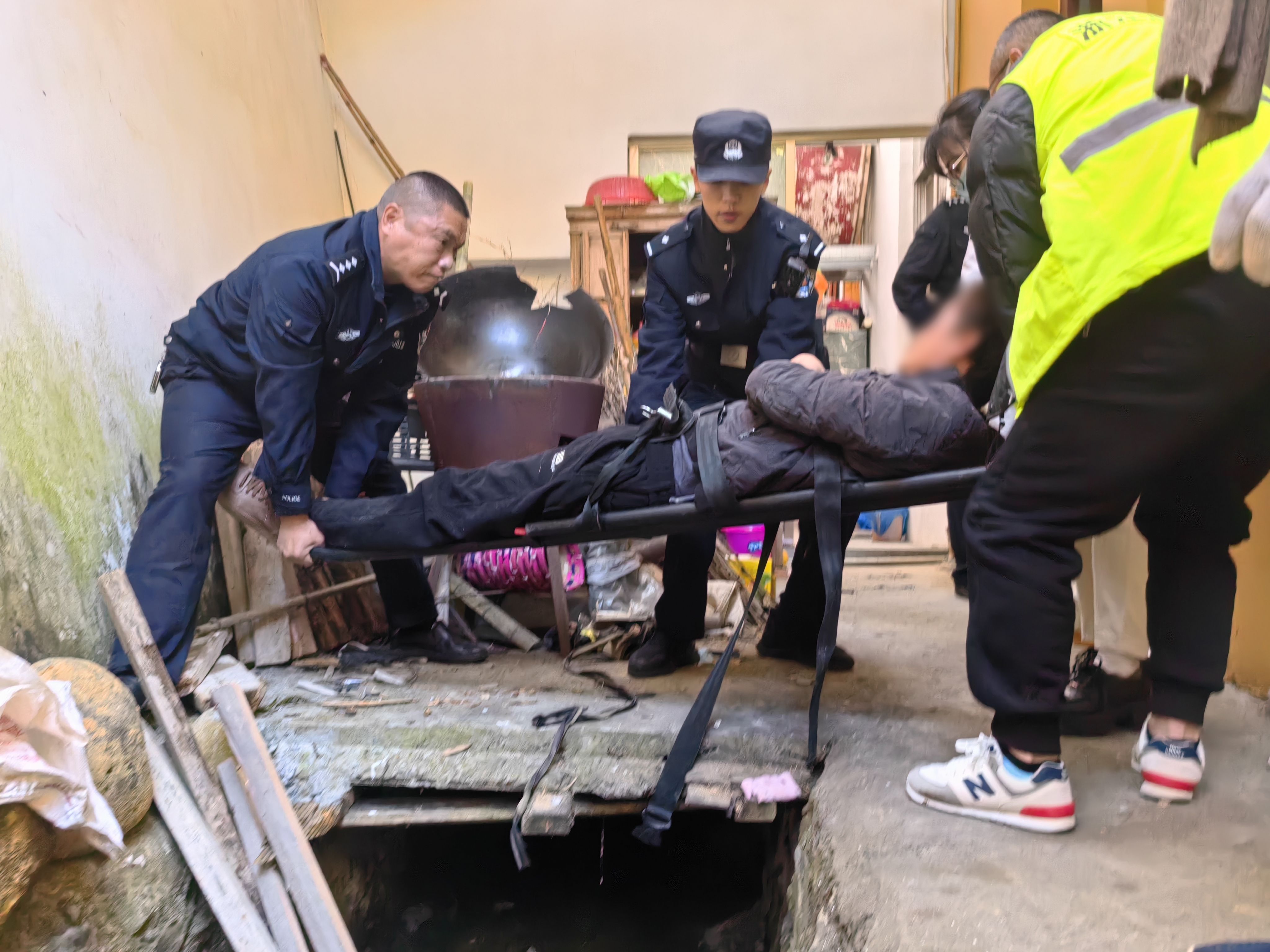 南雁所救助摔倒男子.jpg