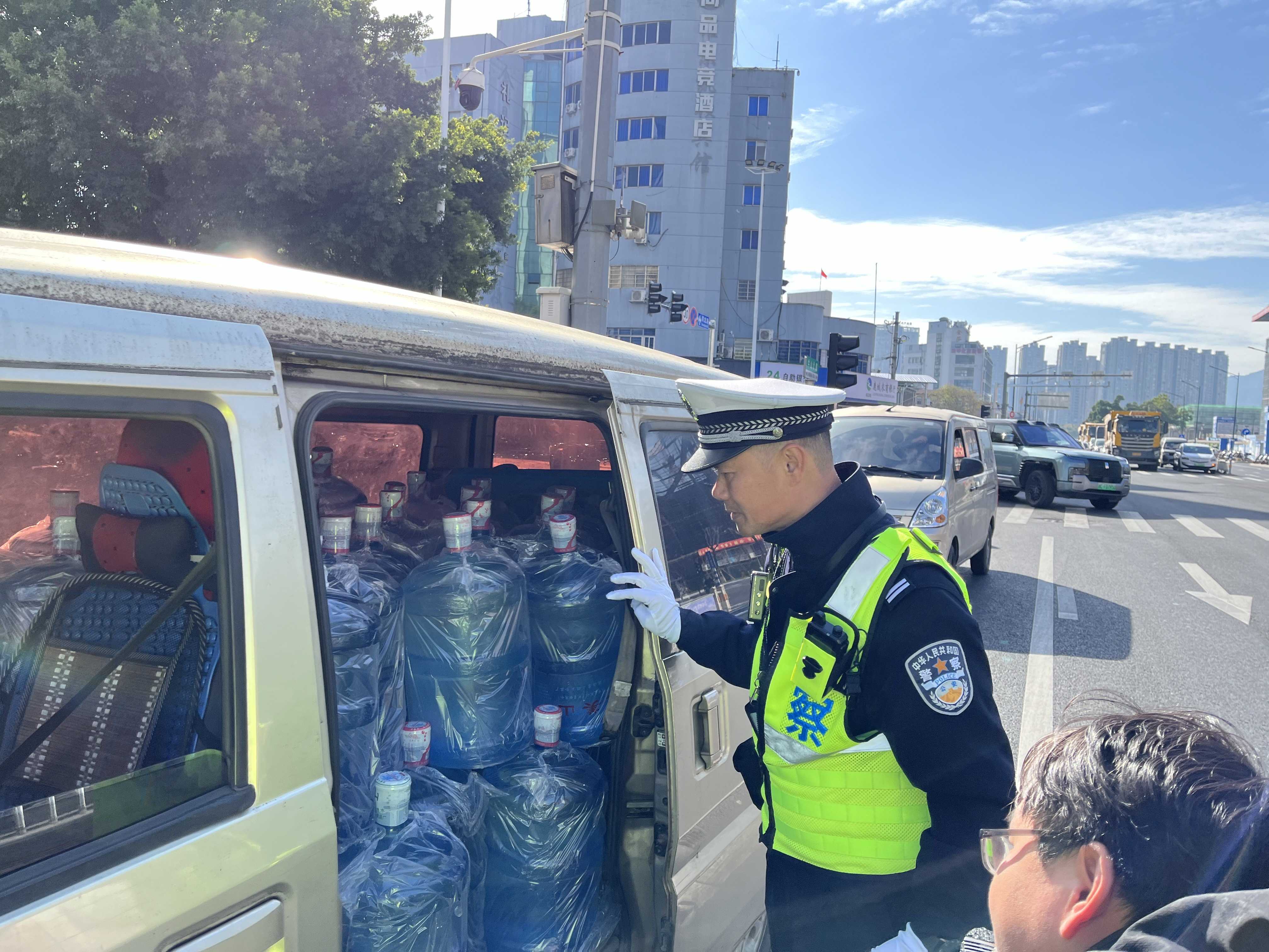 浙江温州交警：非法改装为装货？交警整治不放松