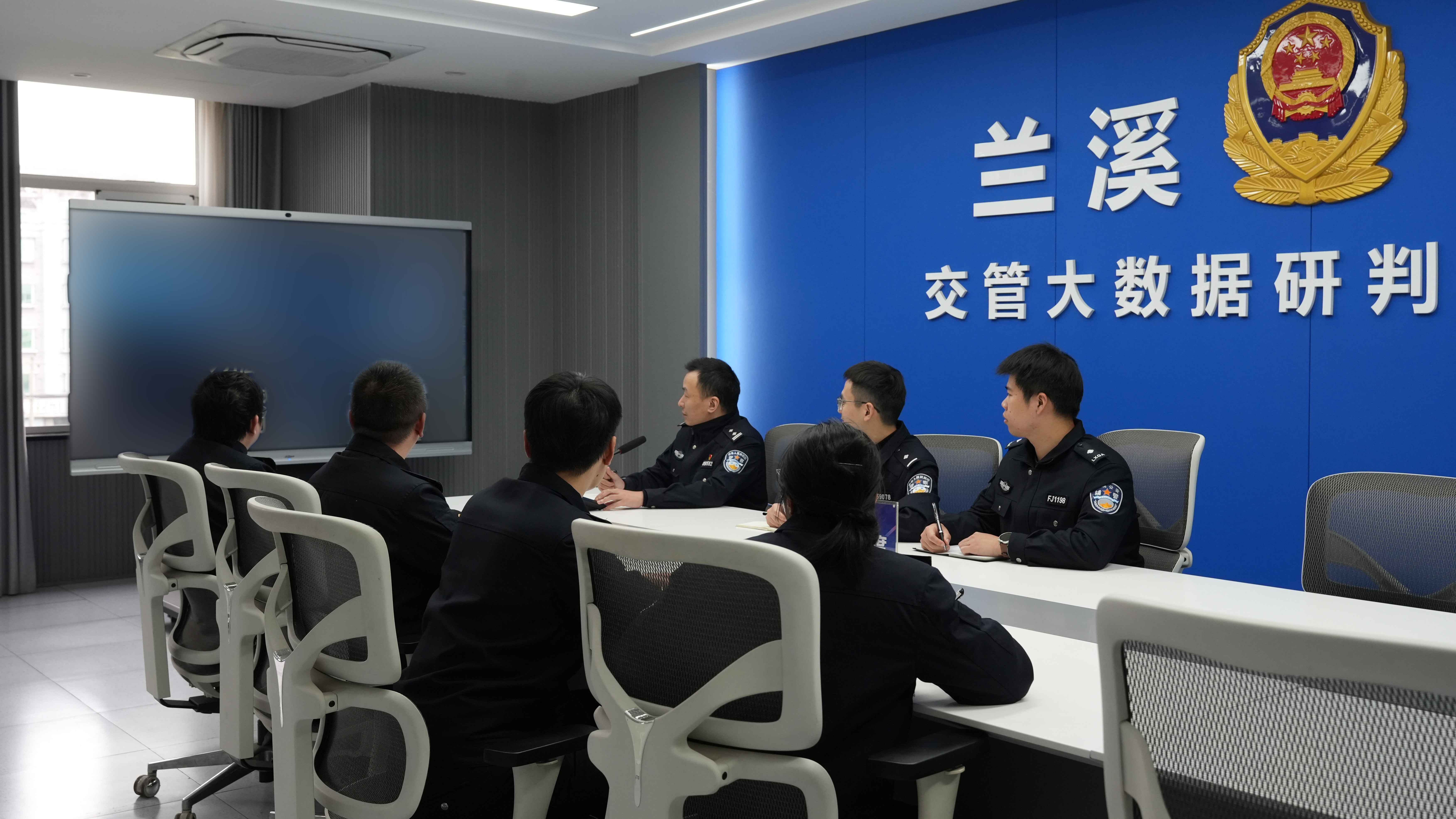 搭建“局域网”、按下“专属键” 、定制“课程表”——浙江兰溪交警以共治警务打造护校安园新样板