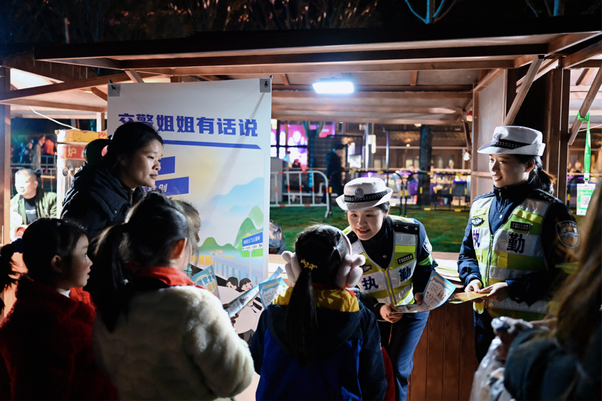 浙江泰顺交警跨年夜宣讲，廊桥集市安全先行