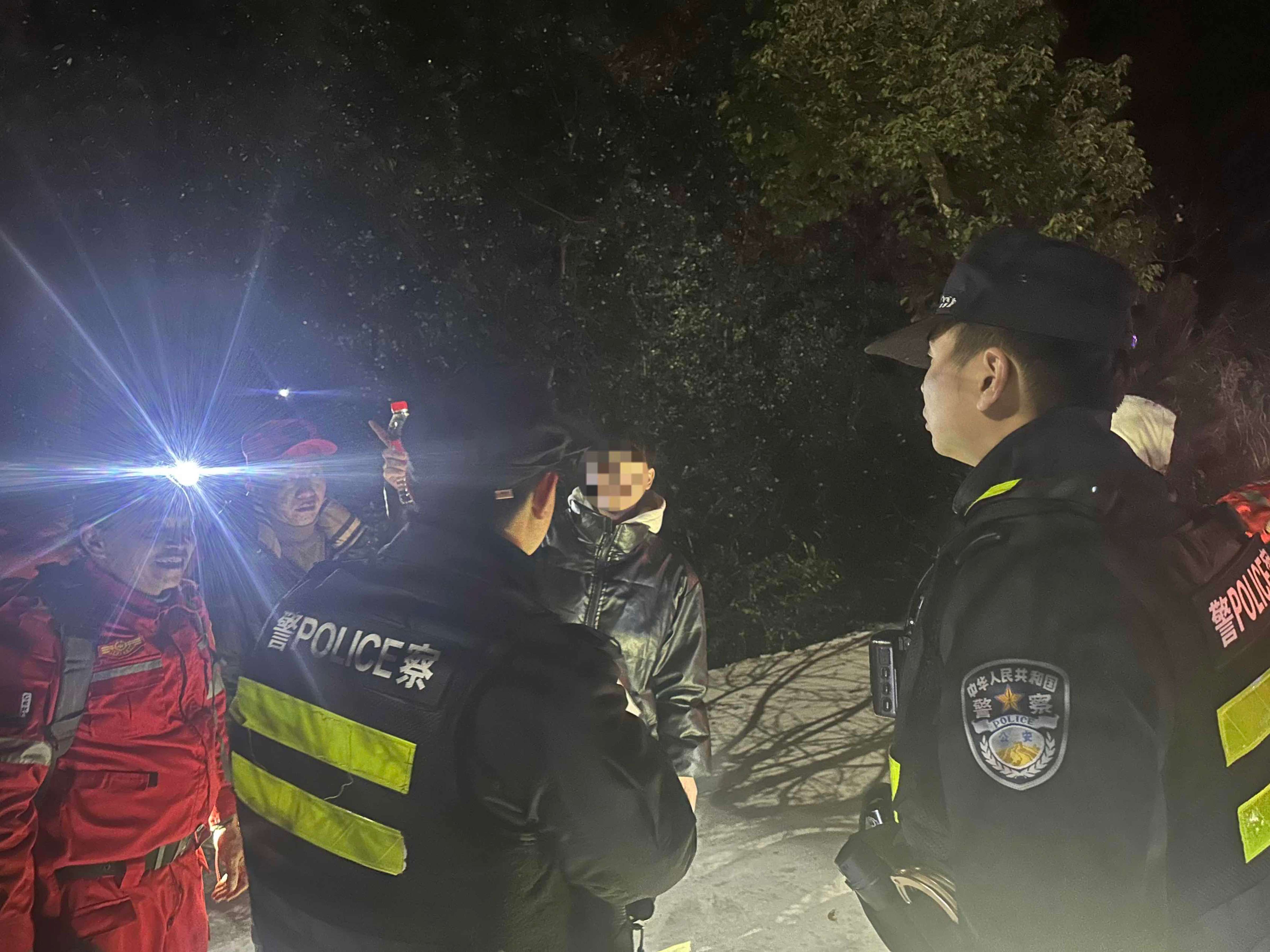 民警李欣东现场救助受困男子.jpg 民警李欣东现场救助受困男子.jpg